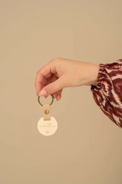 ZUSSS Het Vergeten Kind sleutelhanger jij bent onvergetelijk hout