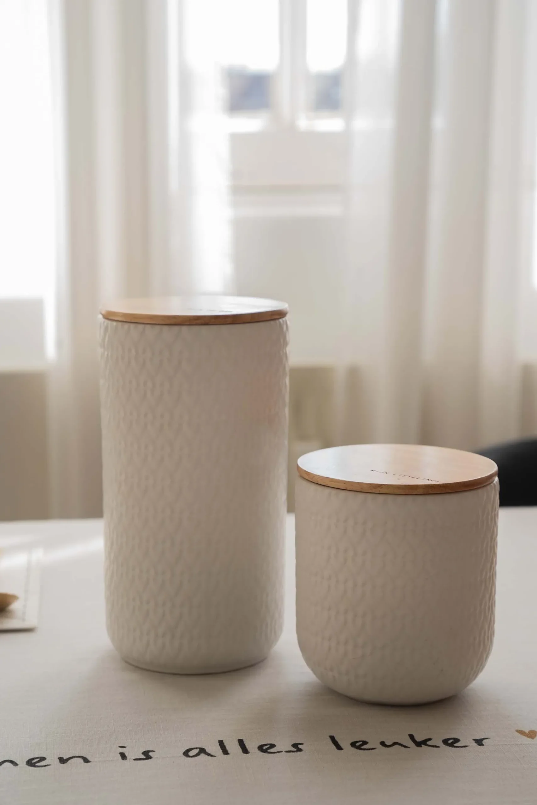 ZUSSS keramieken bewaarpot met houten deksel hartjes 12cm