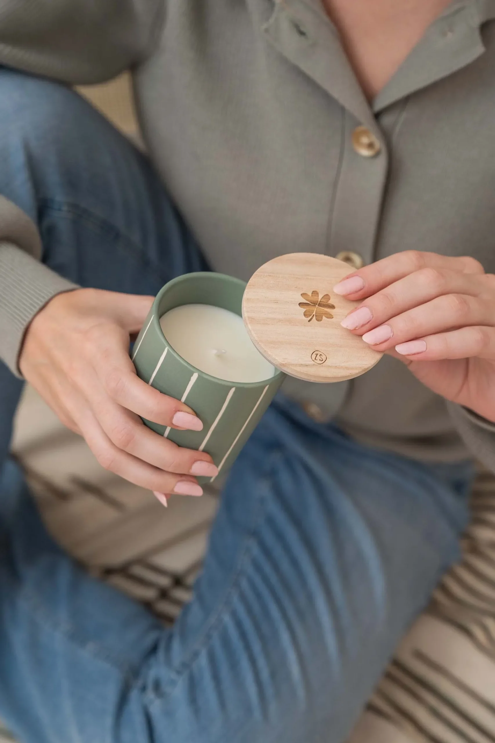 ZUSSS keramieken geurkaars met houten deksel klavertje salie
