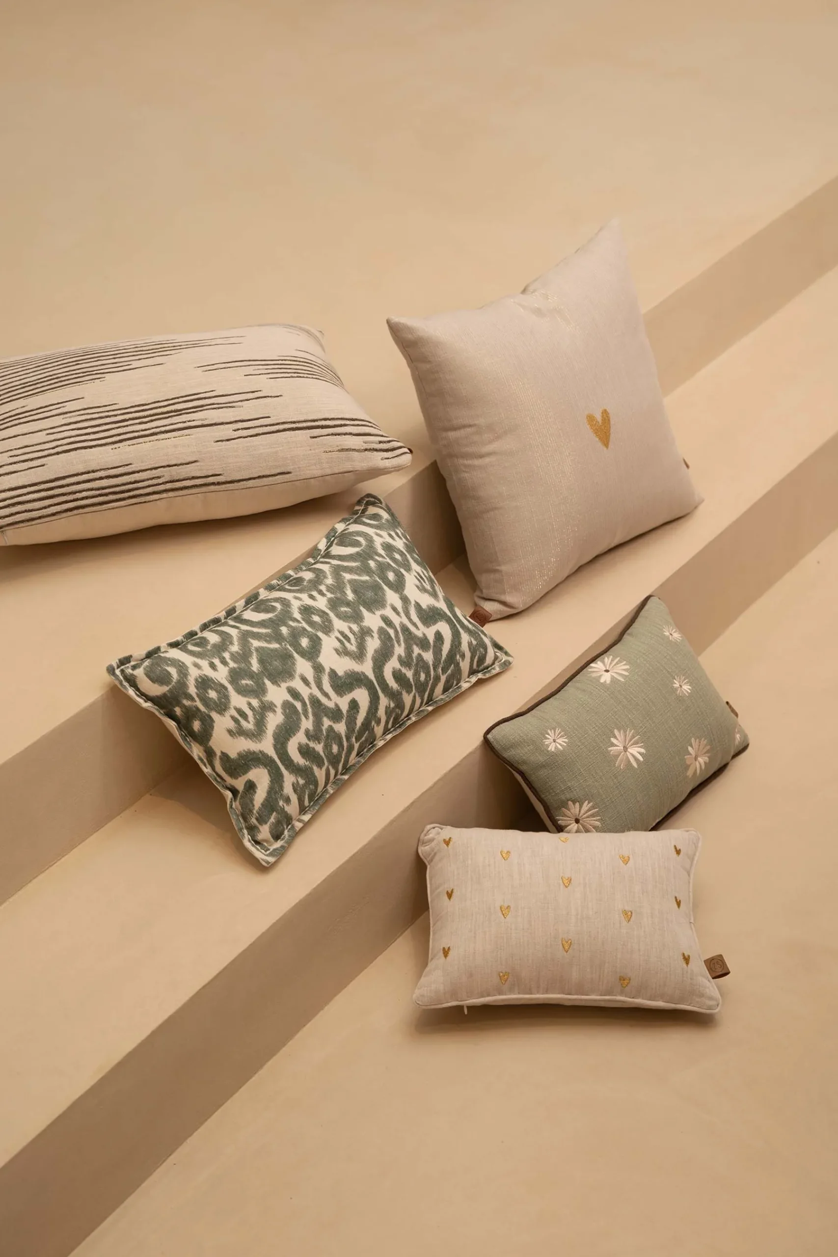 ZUSSS kussen i like you en hartjes 35x25cm peper en zout/goud