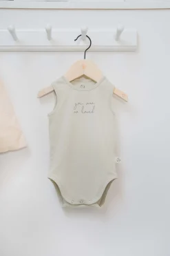 ZUSSS mouwloos rompertje so loved zand