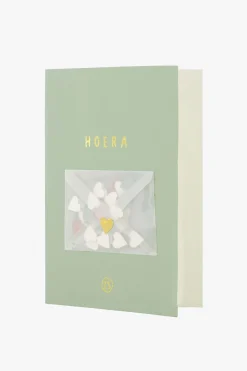 ZUSSS wenskaart hoera met hartjes confetti saliegroen